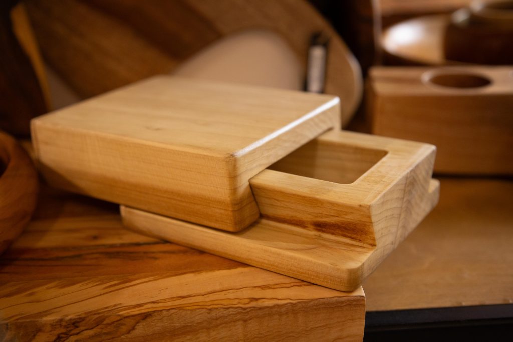 Wooden dovetail boxs, with their expertly crafted joints and natural finish, exudes timeless elegance and meticulous craftsmanship, promoting a sense of organization. Perfect for storing cherished items with care and style.