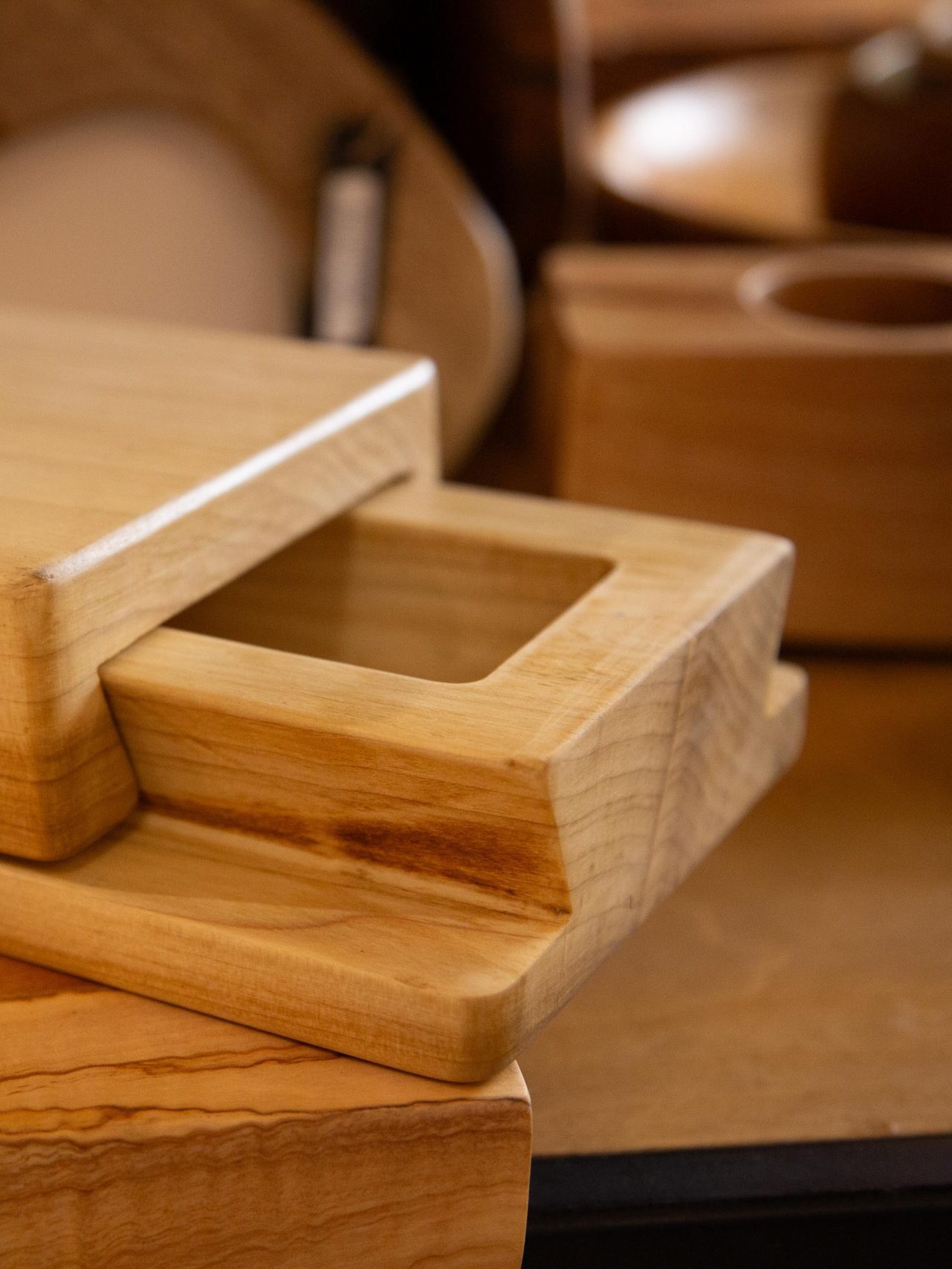 Wooden dovetail boxs, with their expertly crafted joints and natural finish, exudes timeless elegance and meticulous craftsmanship, promoting a sense of organization. Perfect for storing cherished items with care and style.